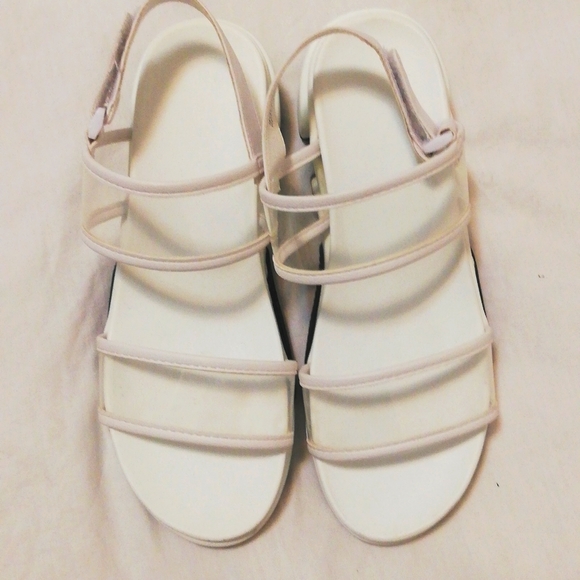 SOLD Bright white & black wedge platform sandal - Picture 4 of 6